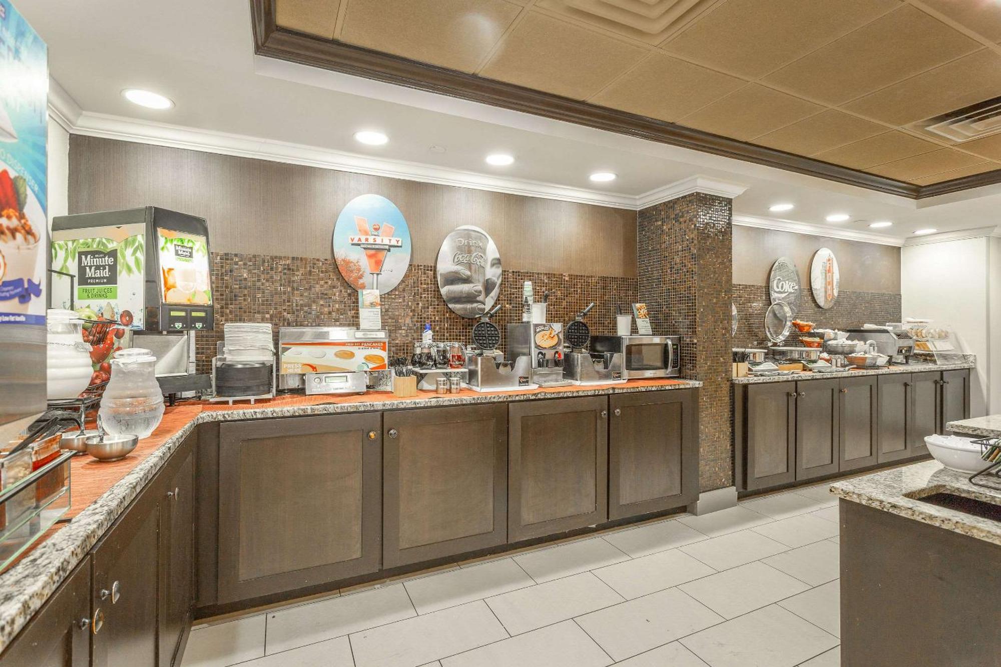 Inn At The Peachtrees, Ascend Hotel Collection Атланта Екстер'єр фото